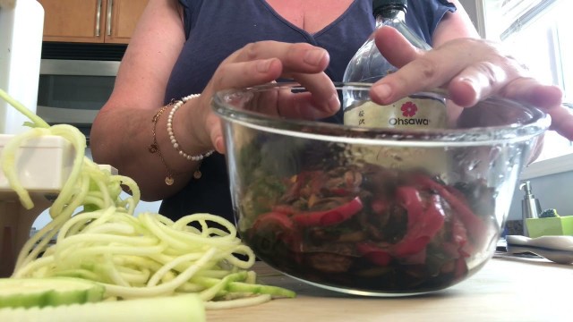 'Zucchini Noodles/Raw vegan pasta.  How to make Green Heaven Zoodles'