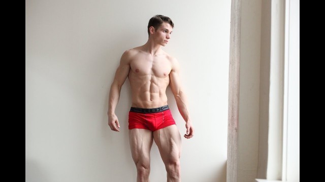 'HANDSOME MUSCULAR MALE MODEL FLEX'
