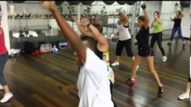 'Coordinación en la clase de Tae Bo, Platinum Fitness.f4v'