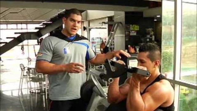 'Rutina para elBiceps en la zona de musculación de Platinum Fitness.flv'