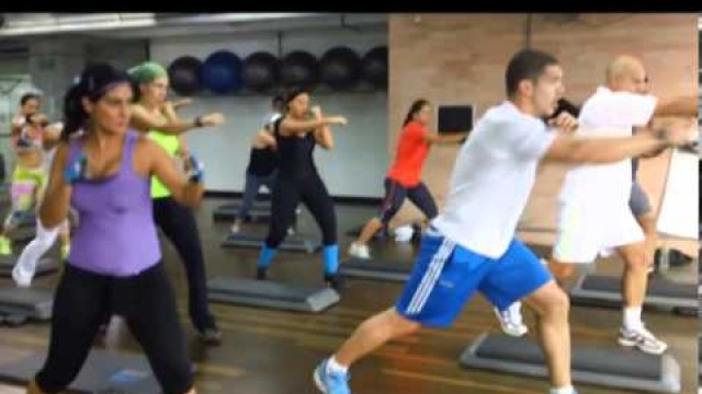 'Así tonificamos en la clase de Step  Box de Platinum Fitness.'