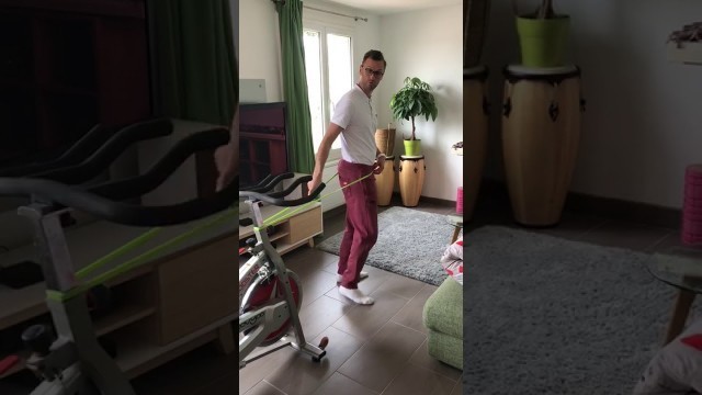 'Golf fitness Renforcement musculaire des jambes avec un élastique'