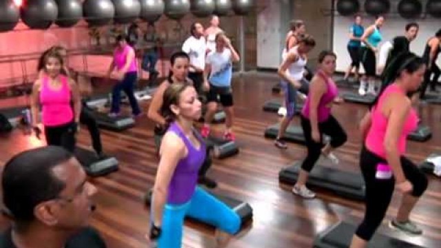 'Platinum Fitness clase de aeróbicos en step'