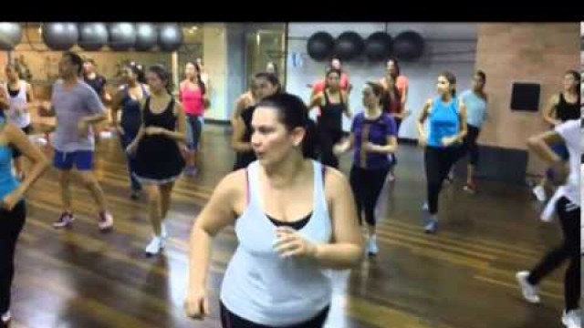 'Clase de Rumba Platinum Fitness para quemar calorías.'