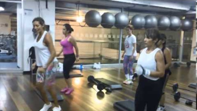 'Cardio y tonificacion en la clase de entrenamiento de platinum fitness.f4v'