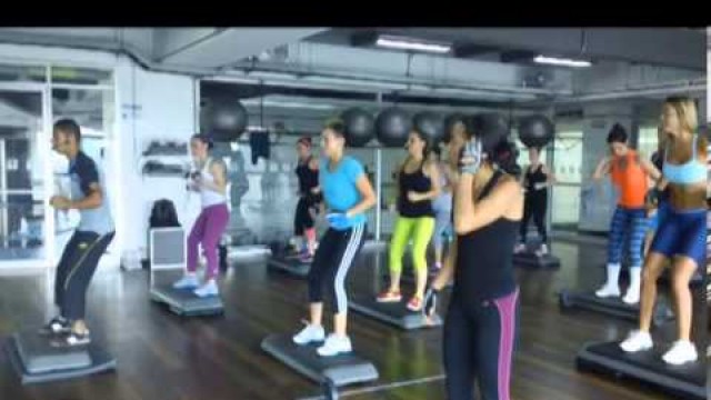 'Clase de Step Box Platinum Fitness para tonificar y quemar calorías.'