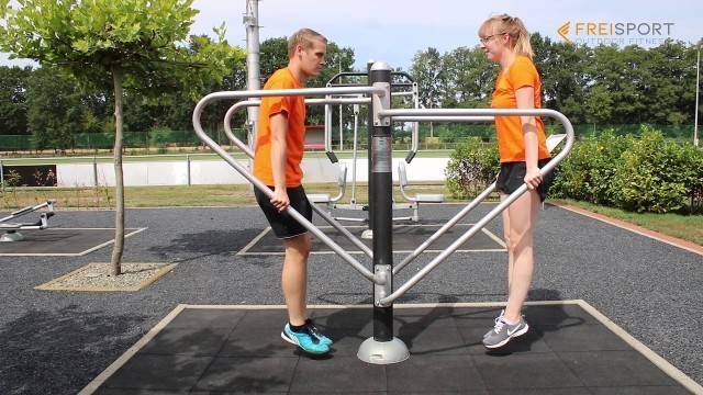 'Training am Outdoor Fitnessgerät Barren von Freisport'