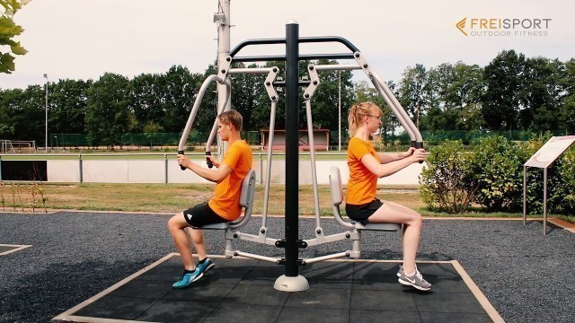 'Training am Outdoor Fitnessgerät Brustpresse von Freisport'