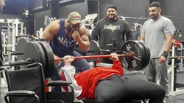 'POWERLIFTER PRETENDS TO BE BEGINNER, THEN SHOCKS PEOPLE AT THE GYM'