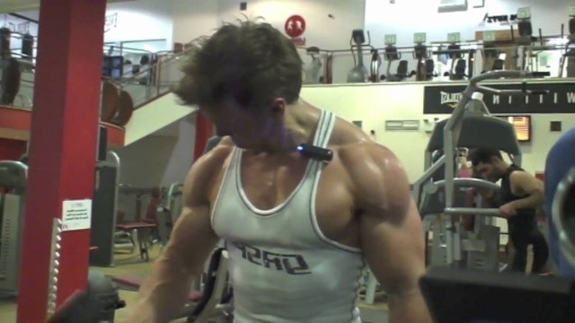 'Bicep Workout: Surfing The Rack with Rob Riches'