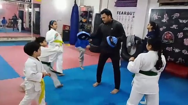 'कराटे सिखाएं  | kids karate | kids fitness | improve immunity | fearout karate |'