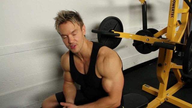 'Bodybuilding - Powertec Workbench Multisystem Awesome Abs Workout with Rob Riches'