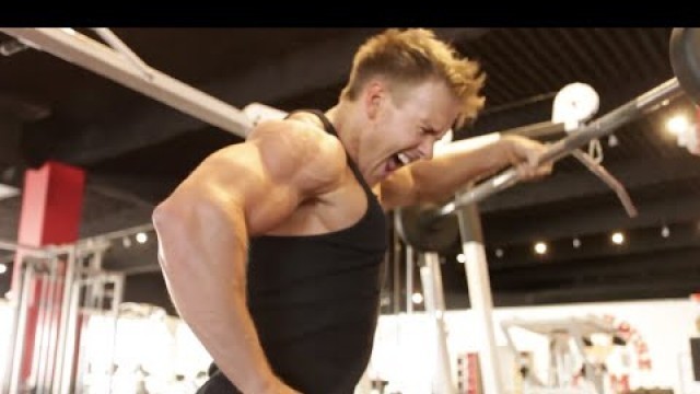 'Rob Riches Training Shoulders - INSANE DELT Workout'